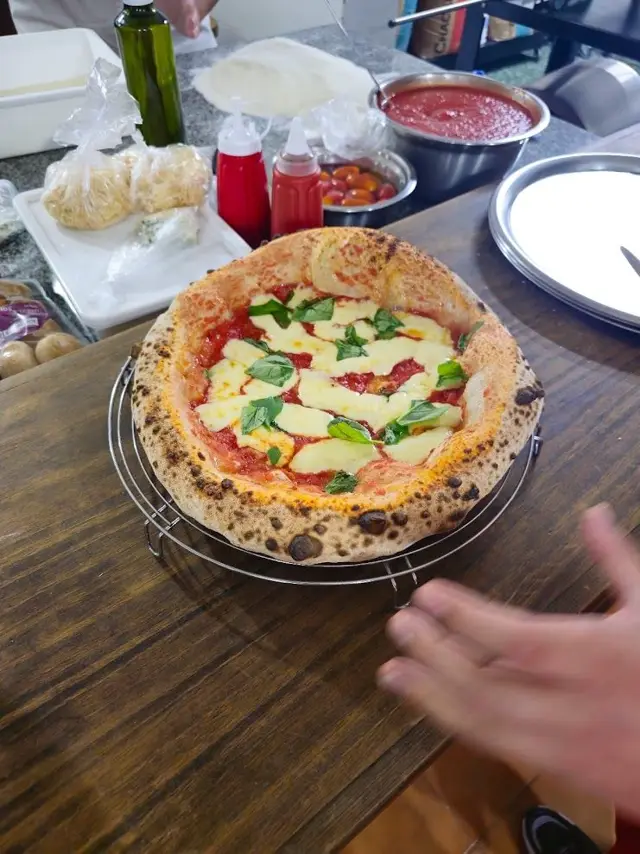 Pizza napolitana recién salida del horno